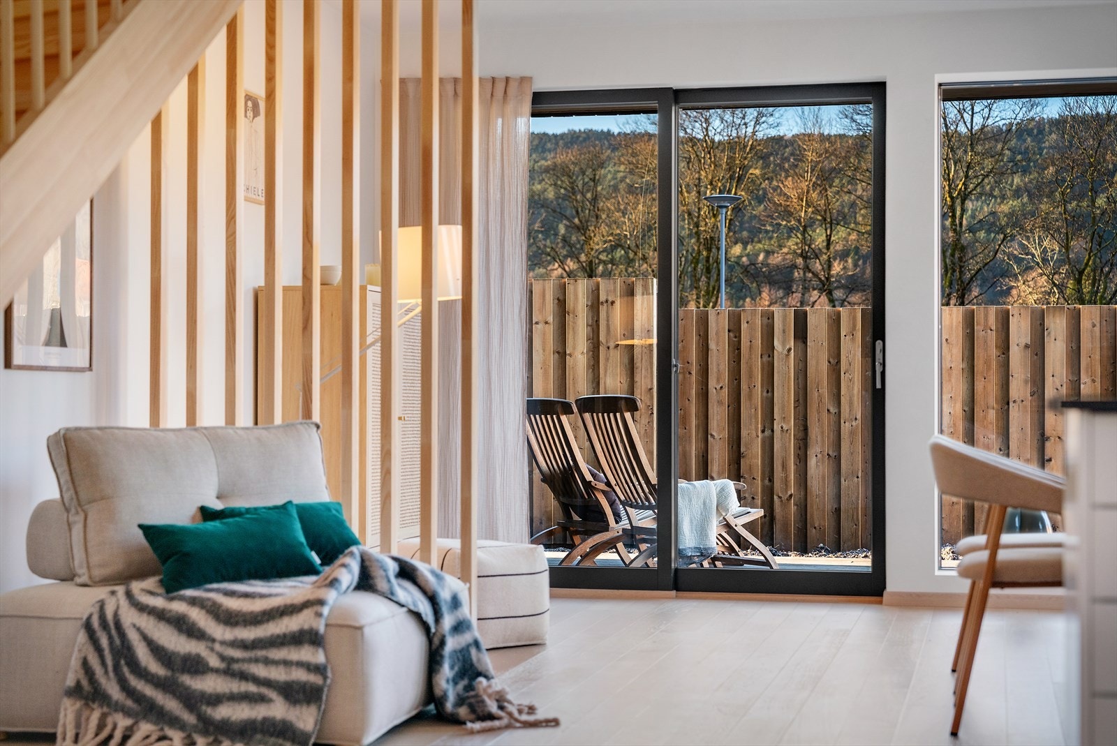 Fra stuen har du direkte adkomst til din helt egen og skjermet terrasse, med tak over. Galleribilde