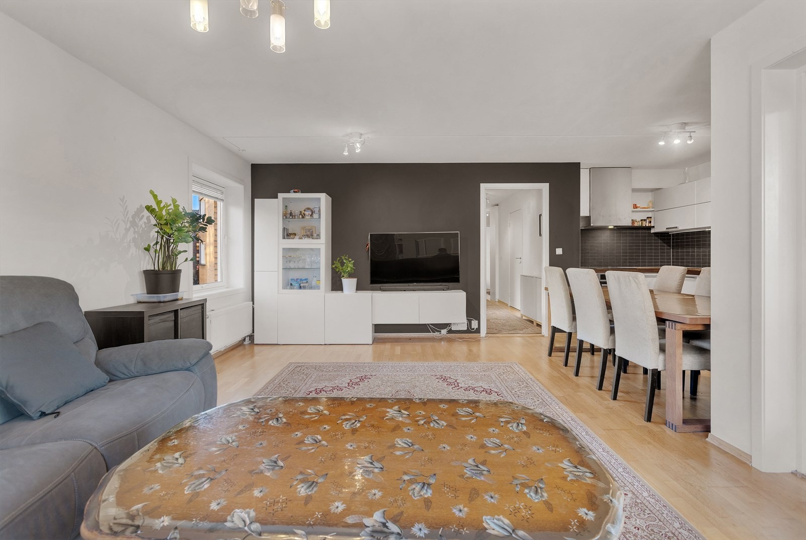 Åpen løsning som gjør det lett å være sosial - her flyter stue og kjøkken fint sammen. Galleribilde