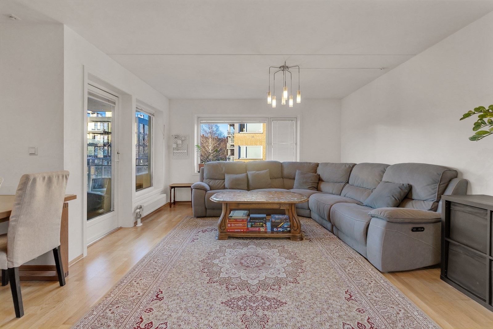 Romslig stue med mulighet for å enkelt kunne møblere med stor sofa. Galleribilde