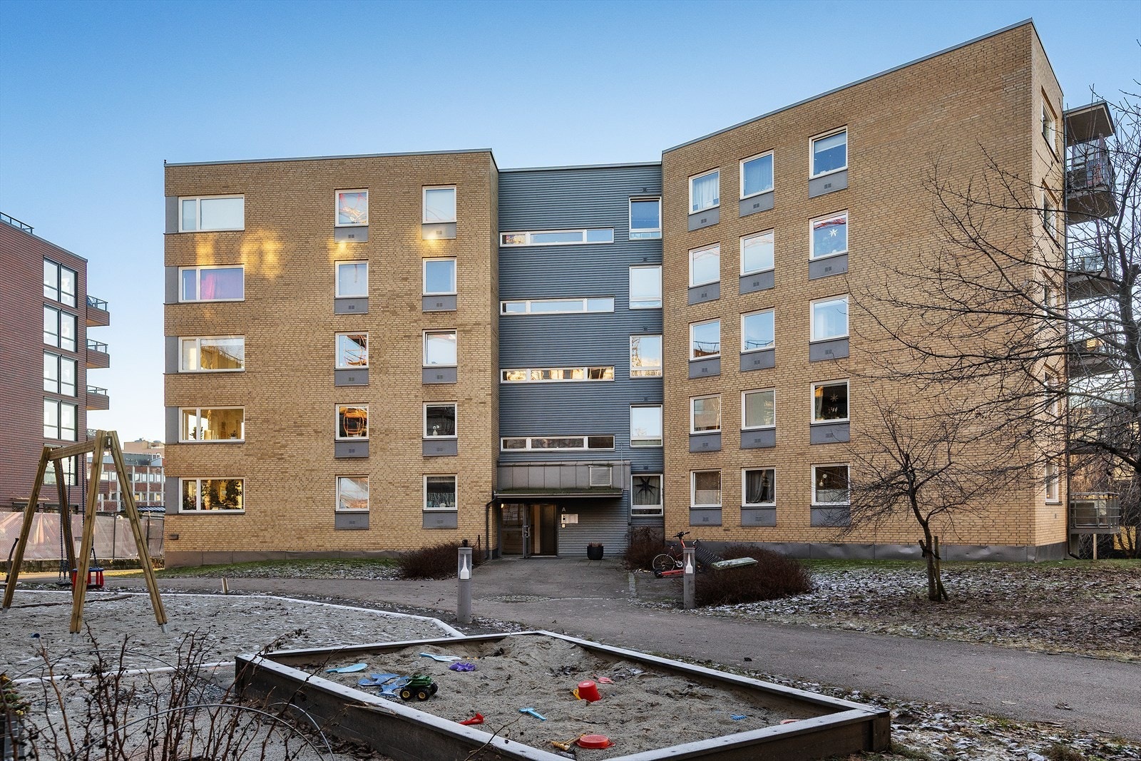 Felles uteområde - romslig og trivelig mellom byggene. Galleribilde