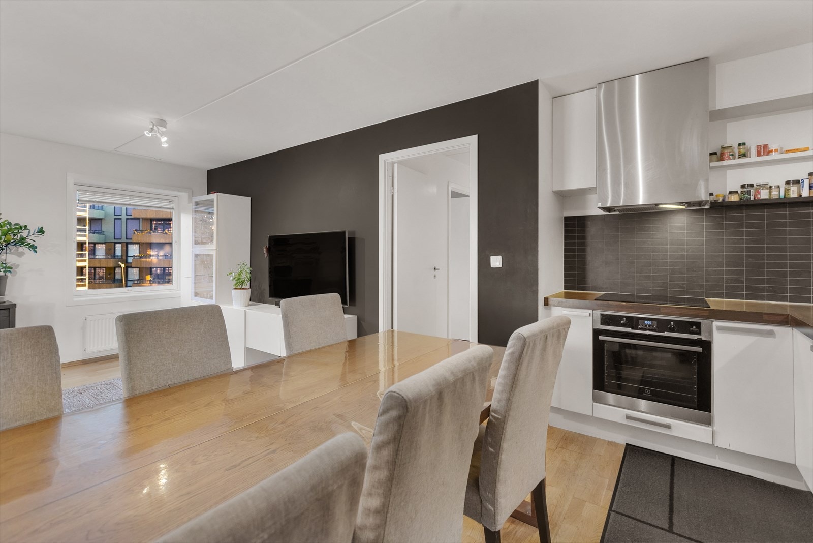 Kjøkkenet fra spisesiden - stilrene flater og god arbeidsplass, perfekt for å invitere til matlaging. Galleribilde