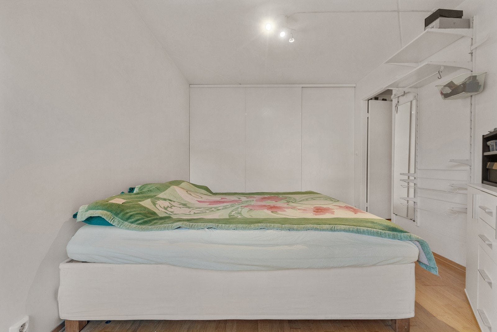 Romslig soverom med praktisk møbleringsflate. Galleribilde