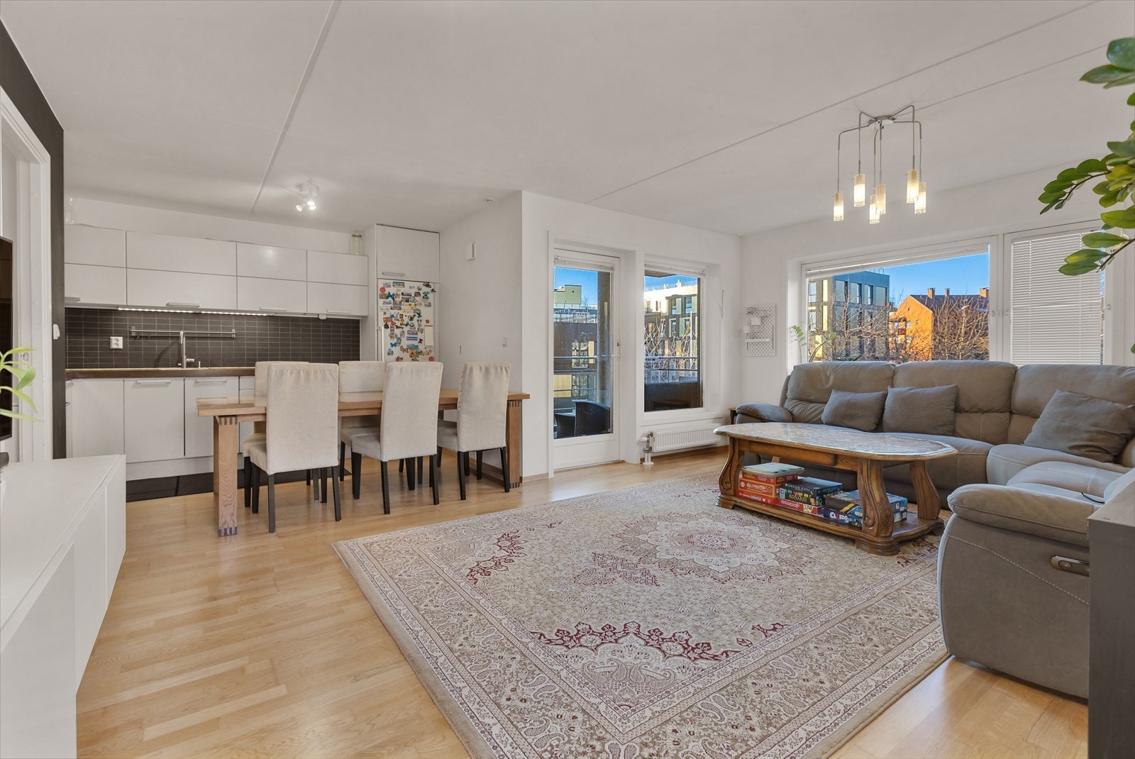 Store vinduer som slipper lyset inn og gir ekstra romfølelse. Galleribilde