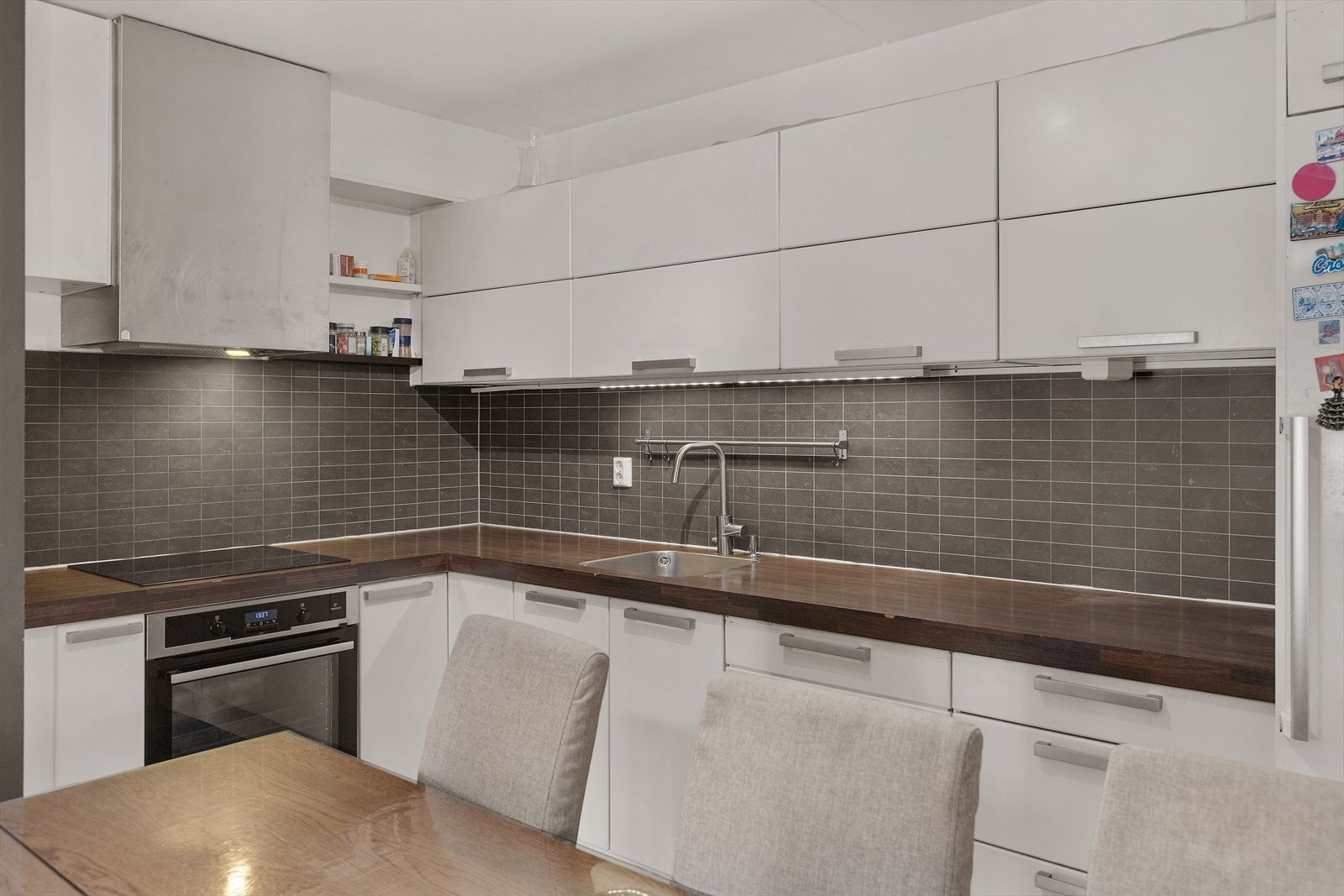 Rikelig med skap og benkeplass på kjøkken. Galleribilde