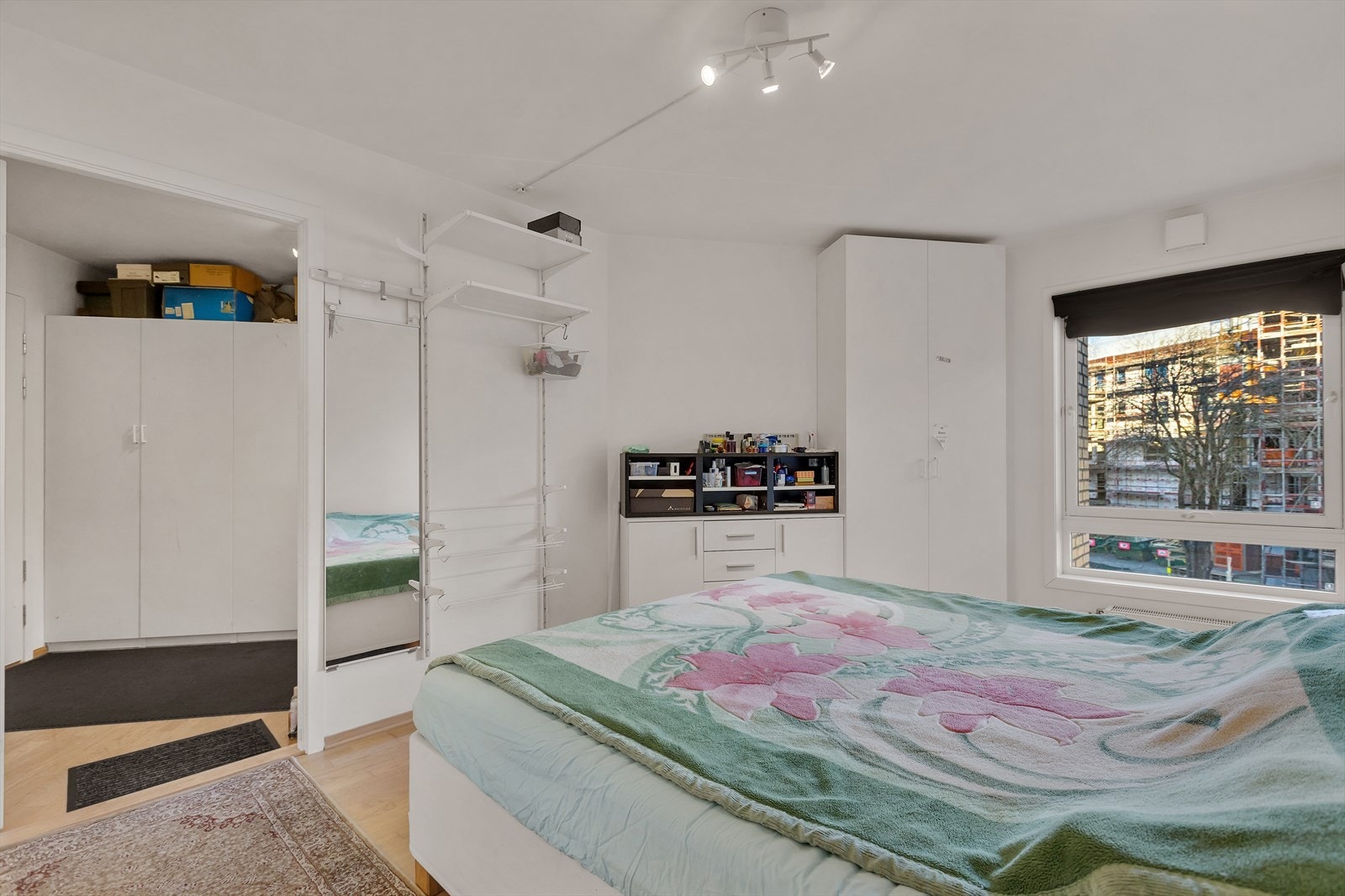 Gode møbleringsmuligheter på soverom. Galleribilde