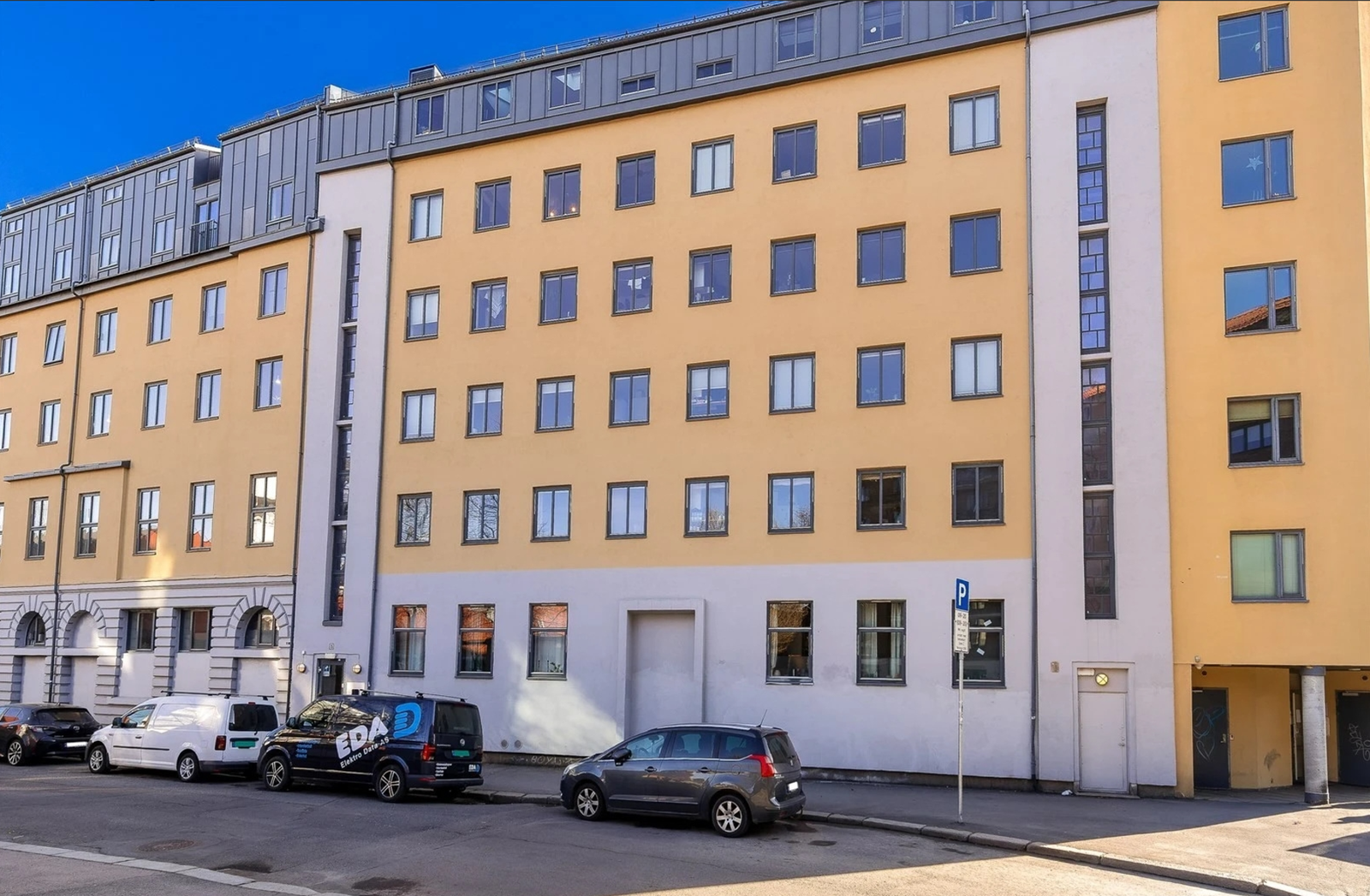 Fasaden sett utenfra dagtid. Leiligheten ligger i et meget populært og sentralt boligområdet i hjerte av Oslo. Galleribilde