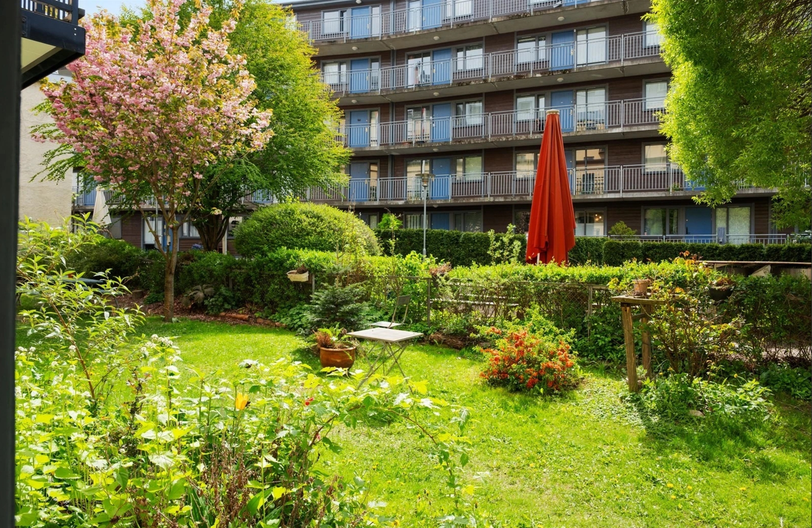 Flott opparbeidet bakgård med benker og diverse for beboerne. Galleribilde