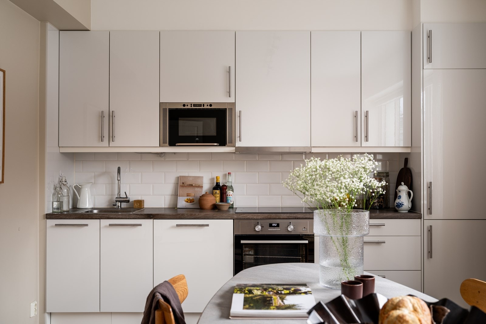 Det er installert en integrert oppvaskmaskin, komfyr, platetopp, mikrobølgeovn og kombiskap. Galleribilde