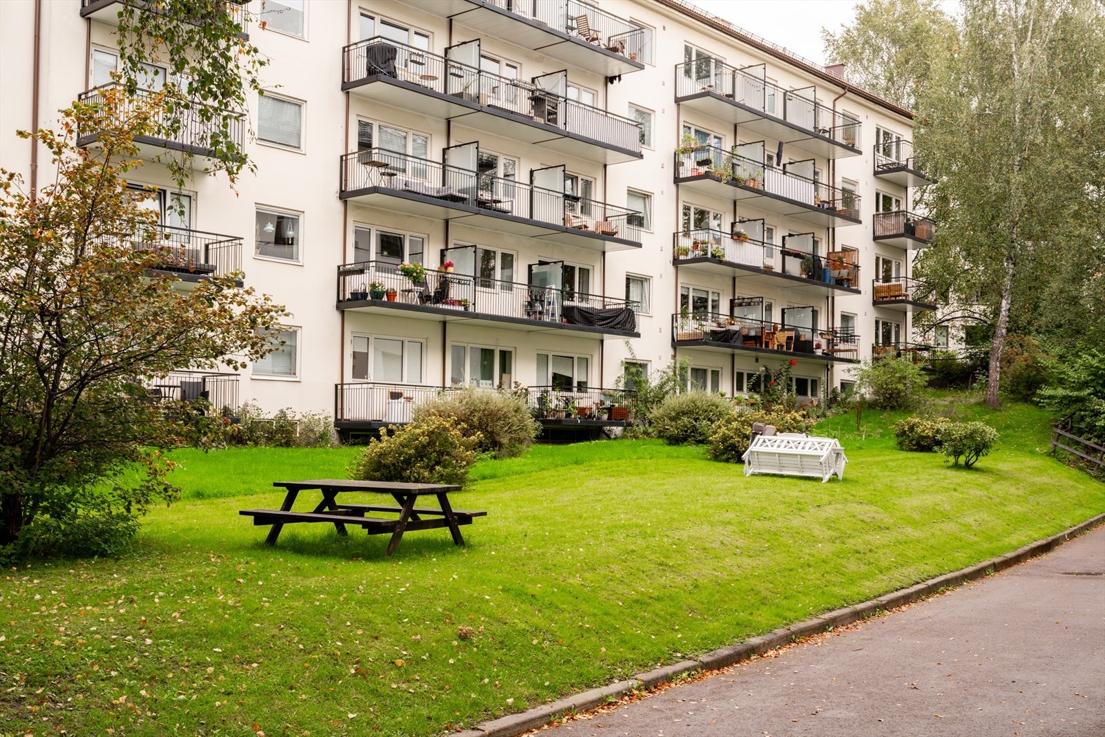 Sameiet har store, fine fellesarealer med sittegrupper. Galleribilde