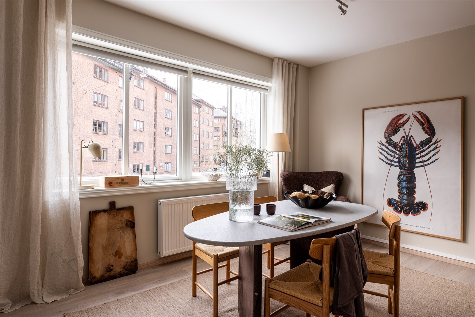 Kjøkkenrommet er romslig og kan innredes med stort spisebord. Galleribilde