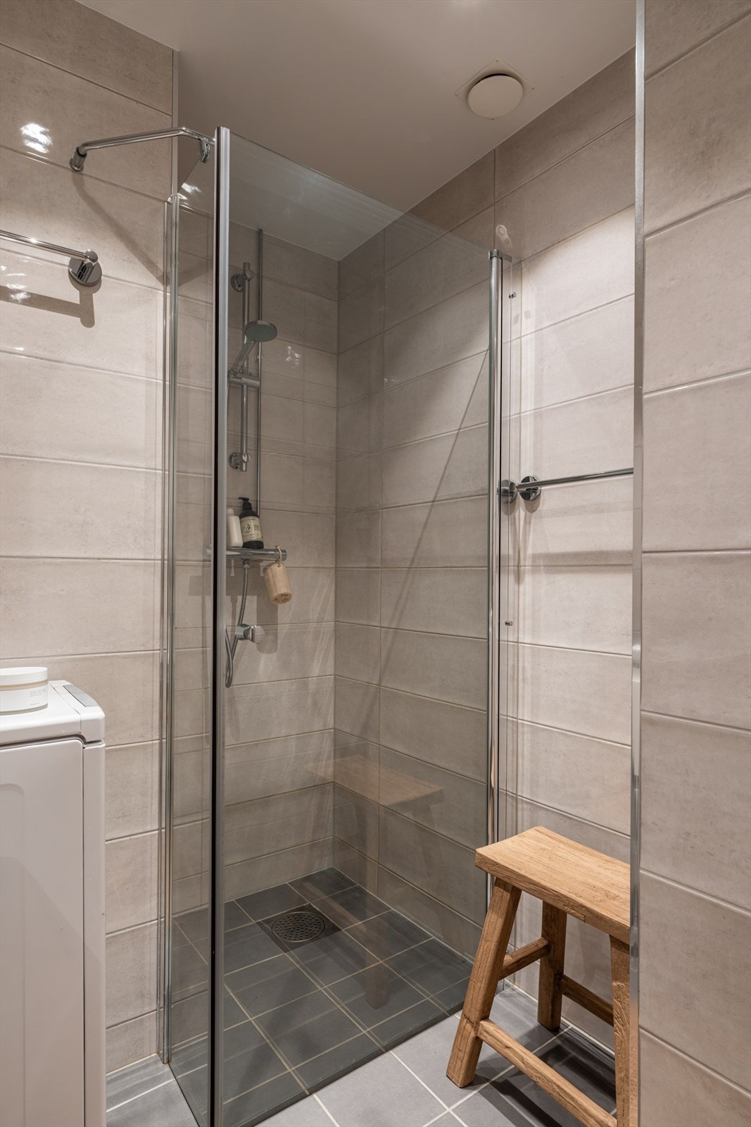 Videre er det dusjhjørne med utadslående glassdør. Galleribilde