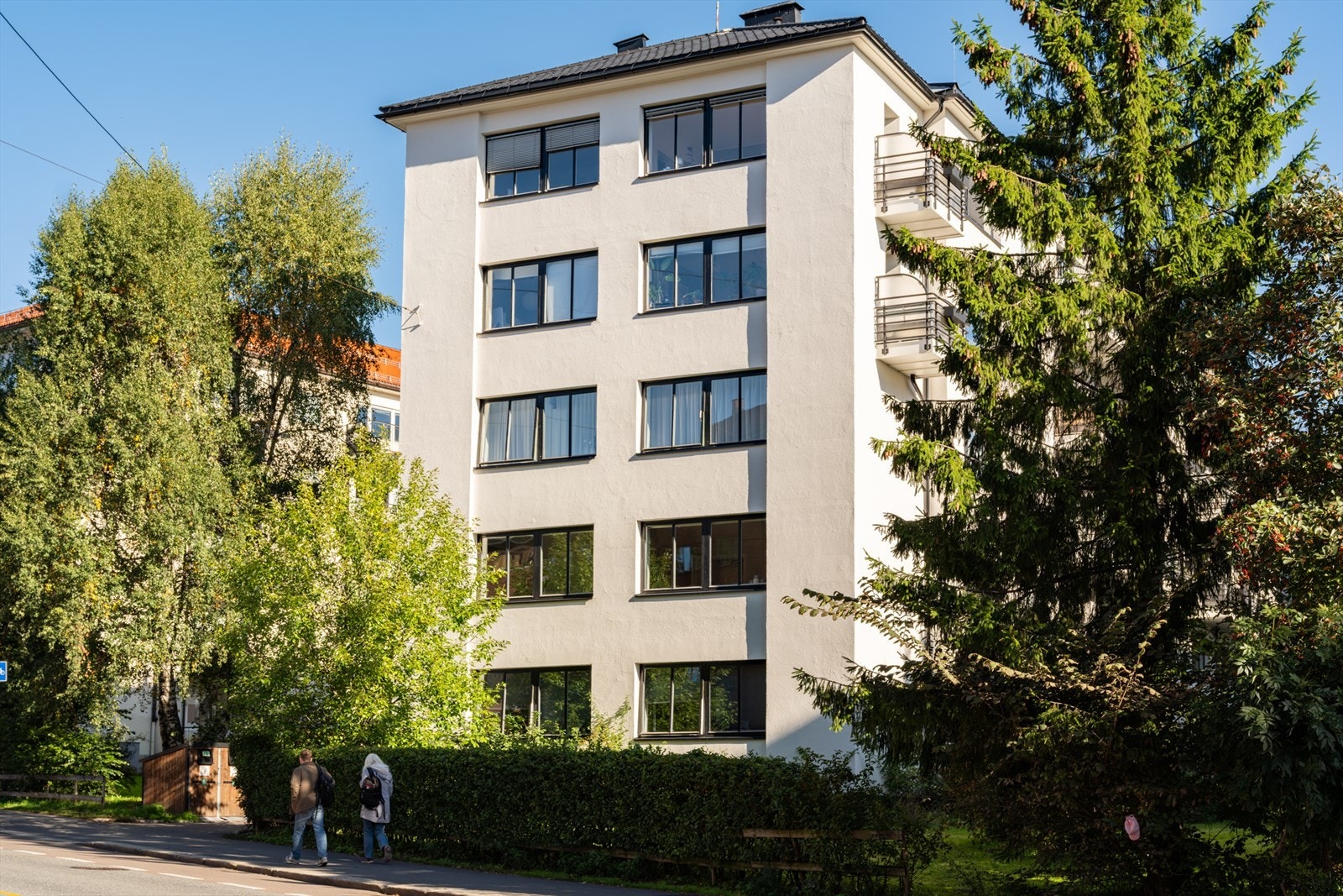 Bo fint til i idylliske omgivelser, omkranset av grønne trær. Galleribilde