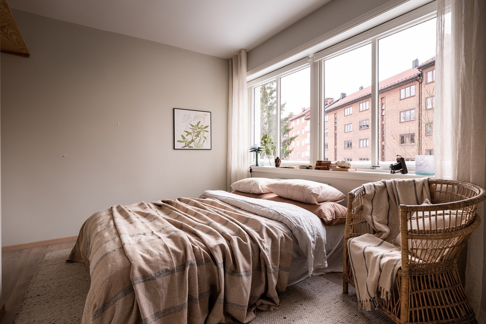 Lysmalte vegger og stort vindu på soverommet. Galleribilde