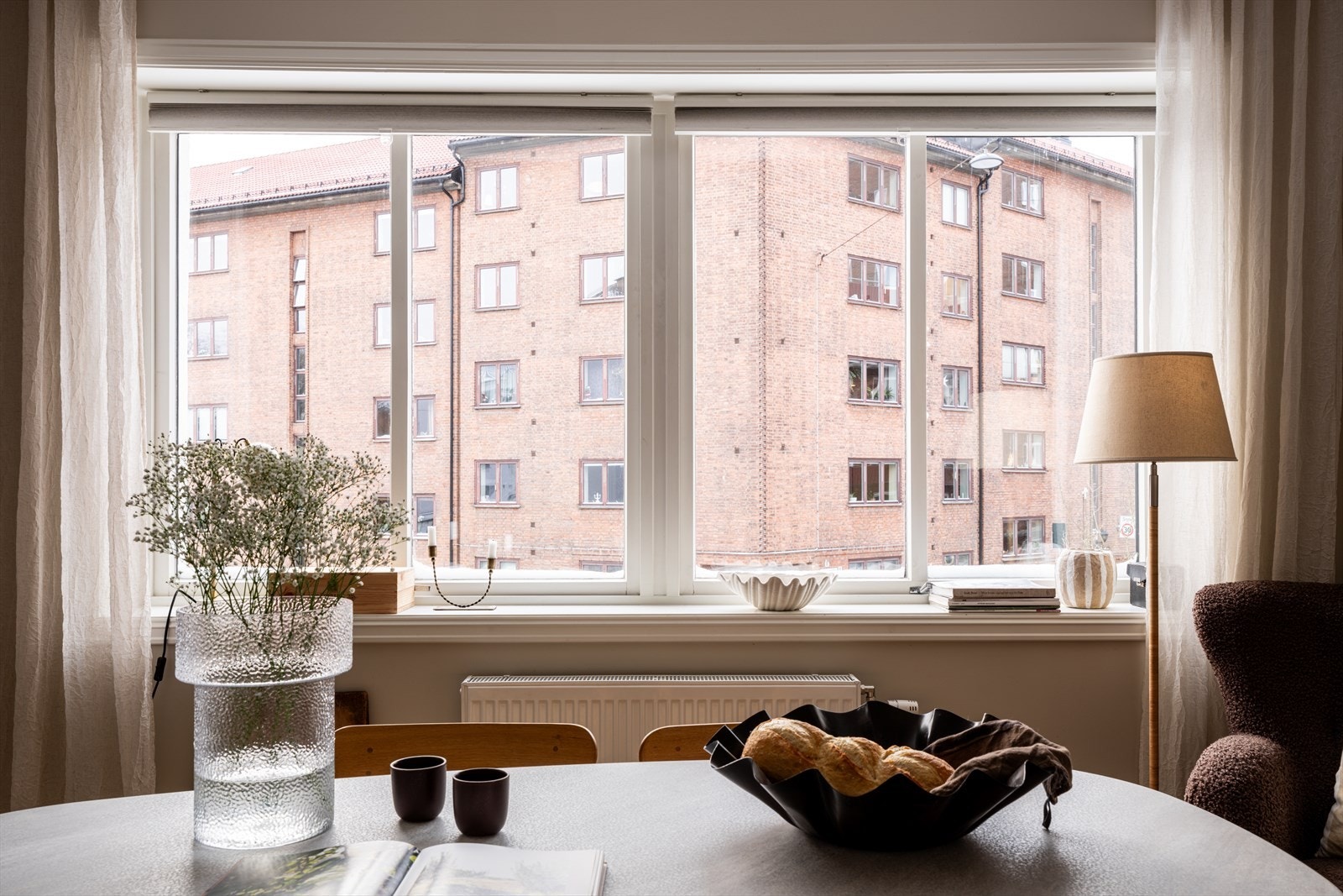 Det store vinduet gir masse naturlig lysinnslipp i rommet. Galleribilde