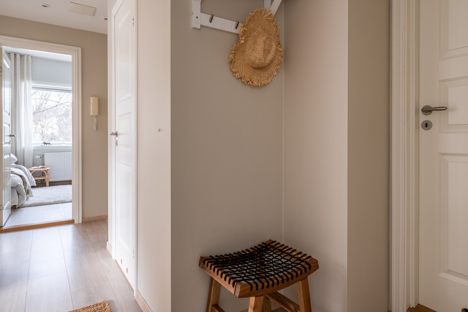 I entréen er det plass for oppheng av jakker og oppstilling av sko. Galleribilde