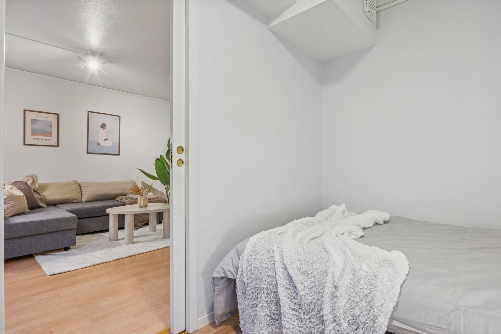 Soverommet måler 6,5 kvm og er adskilt fra stuen med skyvedør. Galleribilde