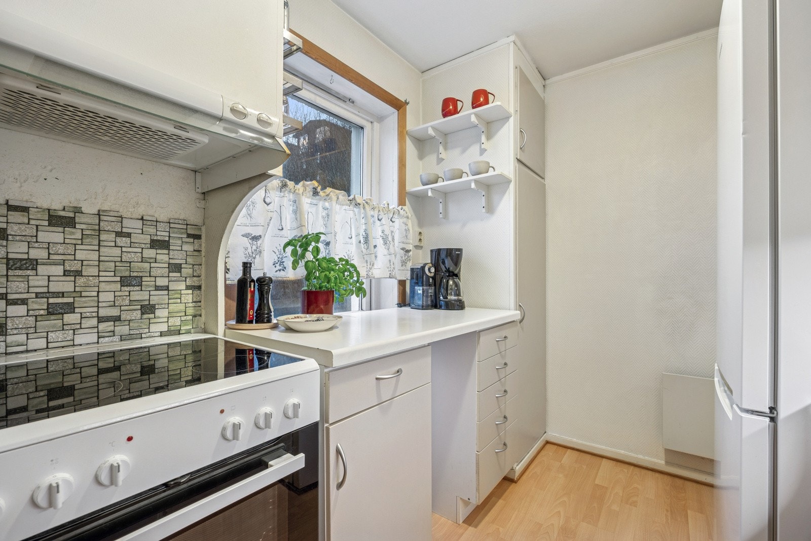 Komfyr og kjøleskap medfølger. Det er god lagringsplass i over- og underskap. Galleribilde