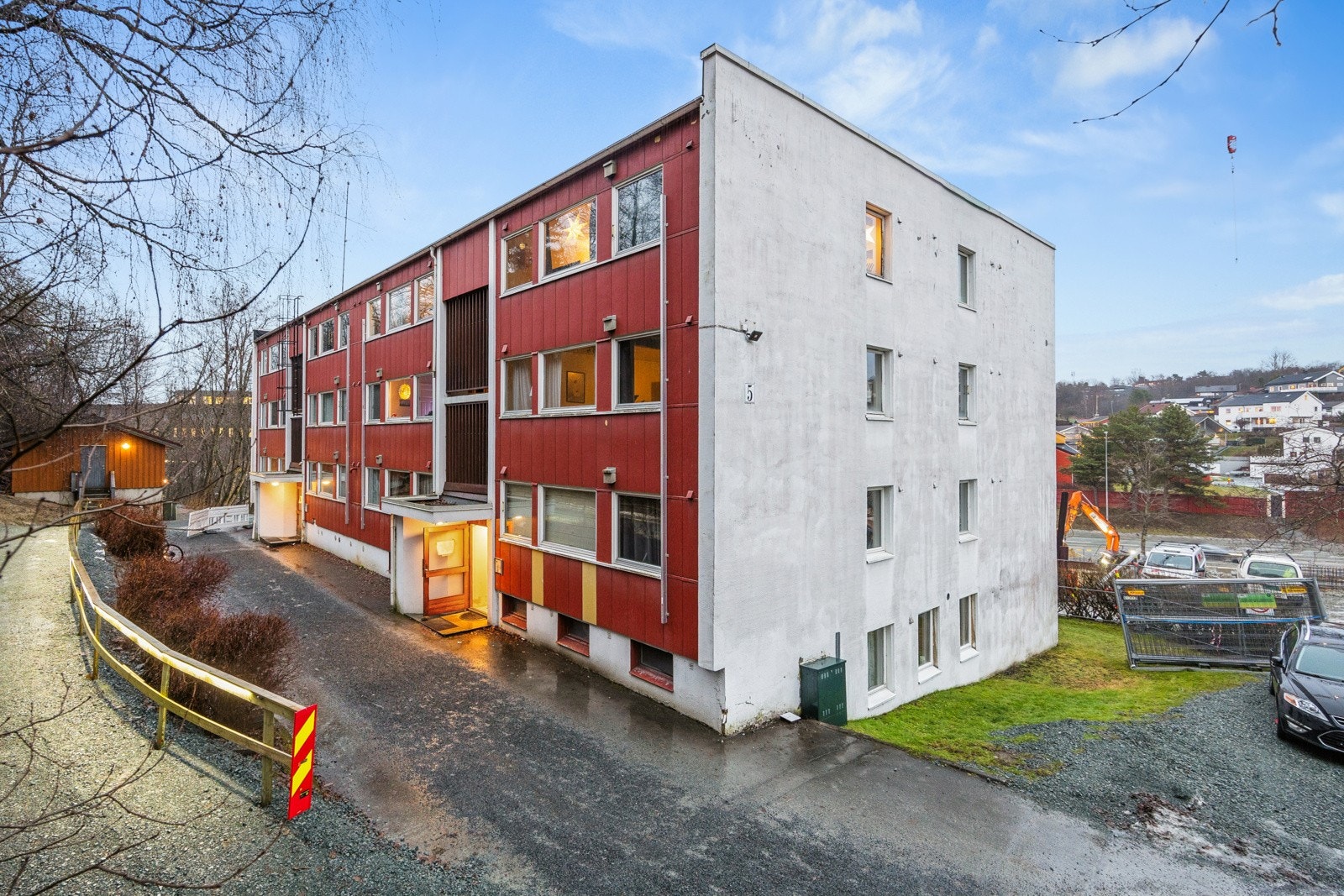 I forbindelse med et tomtesalg vil borettslaget motta betydelige salgsinntekter som skal benyttes til en rehabilitering av bygningsmassen. Hele rehabiliteringsprosessen er estimert å pågå i 6-8 måneder, med planlagt oppstart 5. januar 2026. Galleribilde