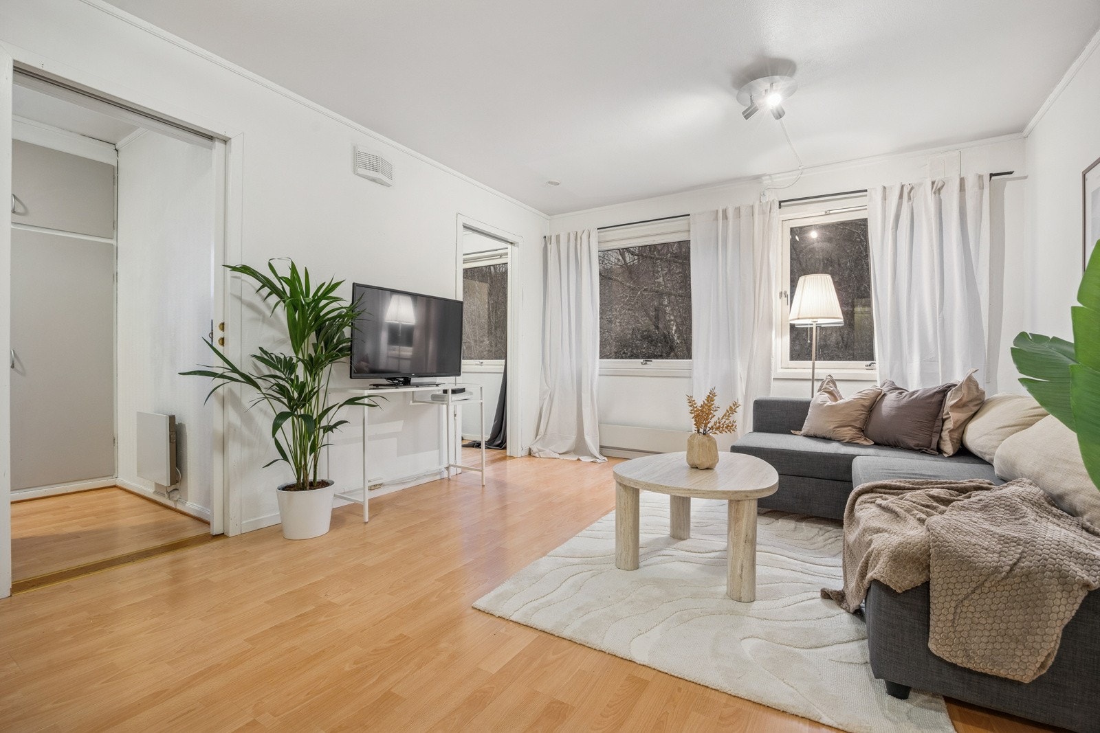 Store vindusflater ved endeveggen gir godt med lys til oppholdsrommet. Galleribilde