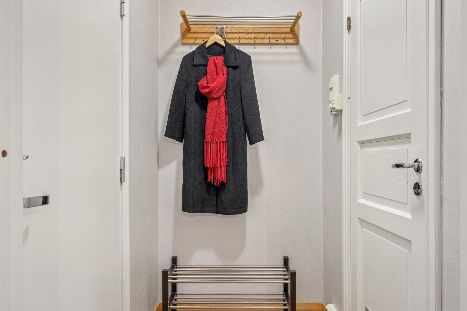 I det du kommer inn i entréen er det naturlig plass for å henge fra seg jakker samt sette fra seg sko. Galleribilde