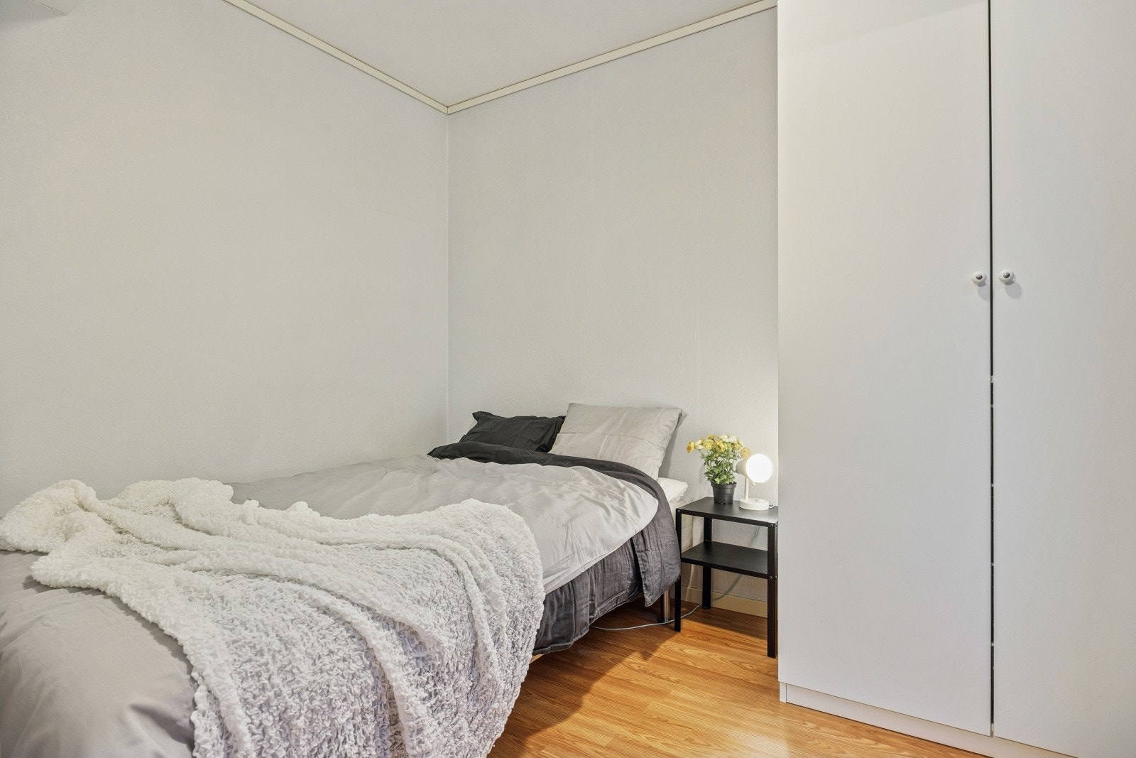 Soverommet er innredet med garderobeskap, og har plass til både seng og nattbord. Galleribilde