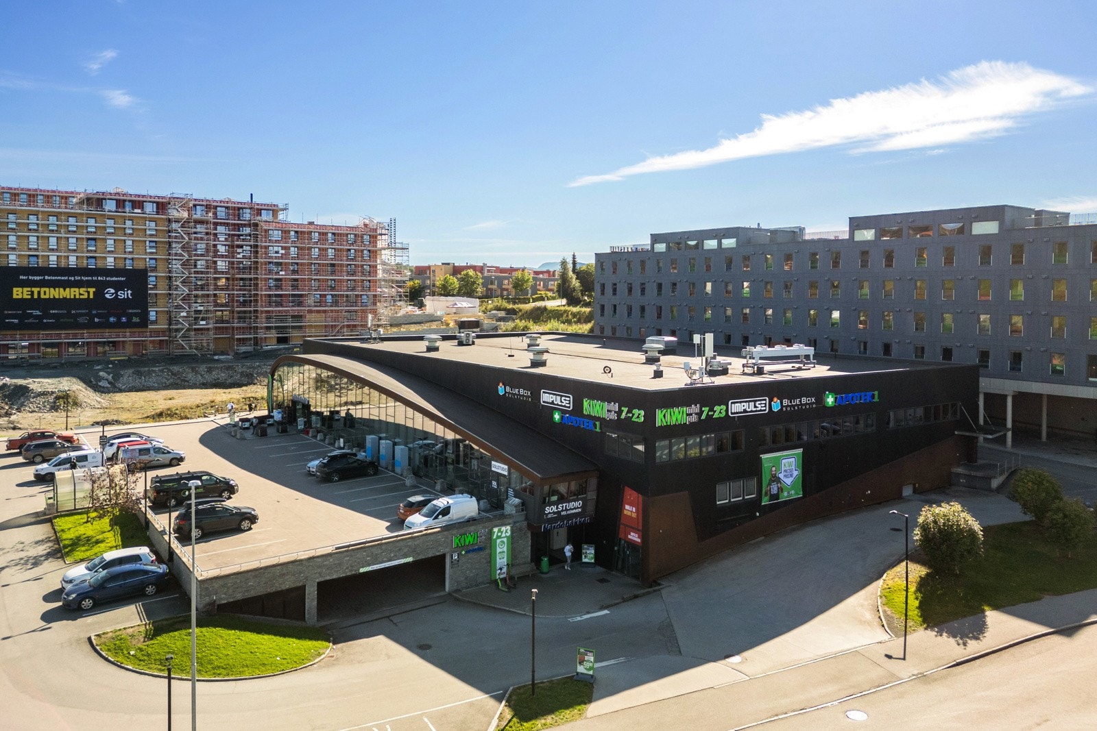 Ukeshandelen kan gjennomføres på Bunnpris Lerkendal eller Kiwi Nardobakken, som ligger kun fem og syv minutter unna i gangavstand. Galleribilde