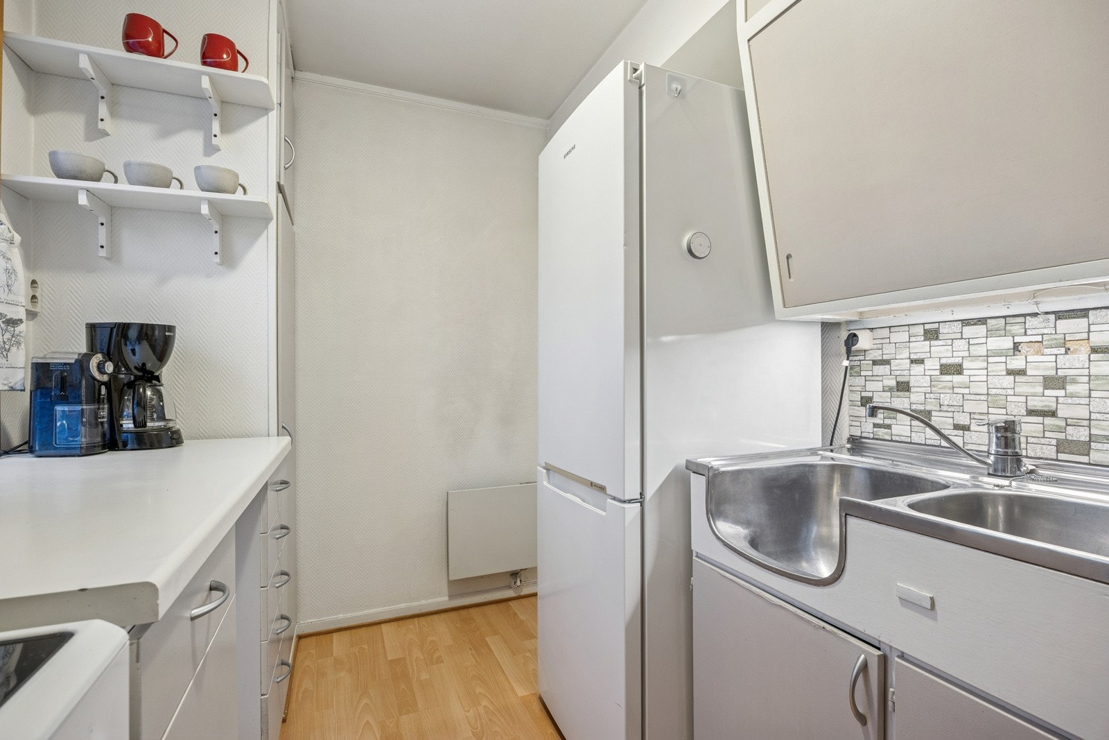 Kjøkkenet måler 6,5 kvm og er adskilt fra stuen med skyvedør. Galleribilde