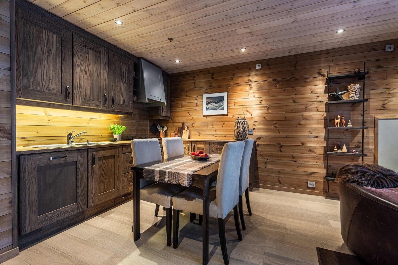 Snekkerbygget kjøkken i heltre eik, gasstopp og integrerte hvitevarer Galleribilde