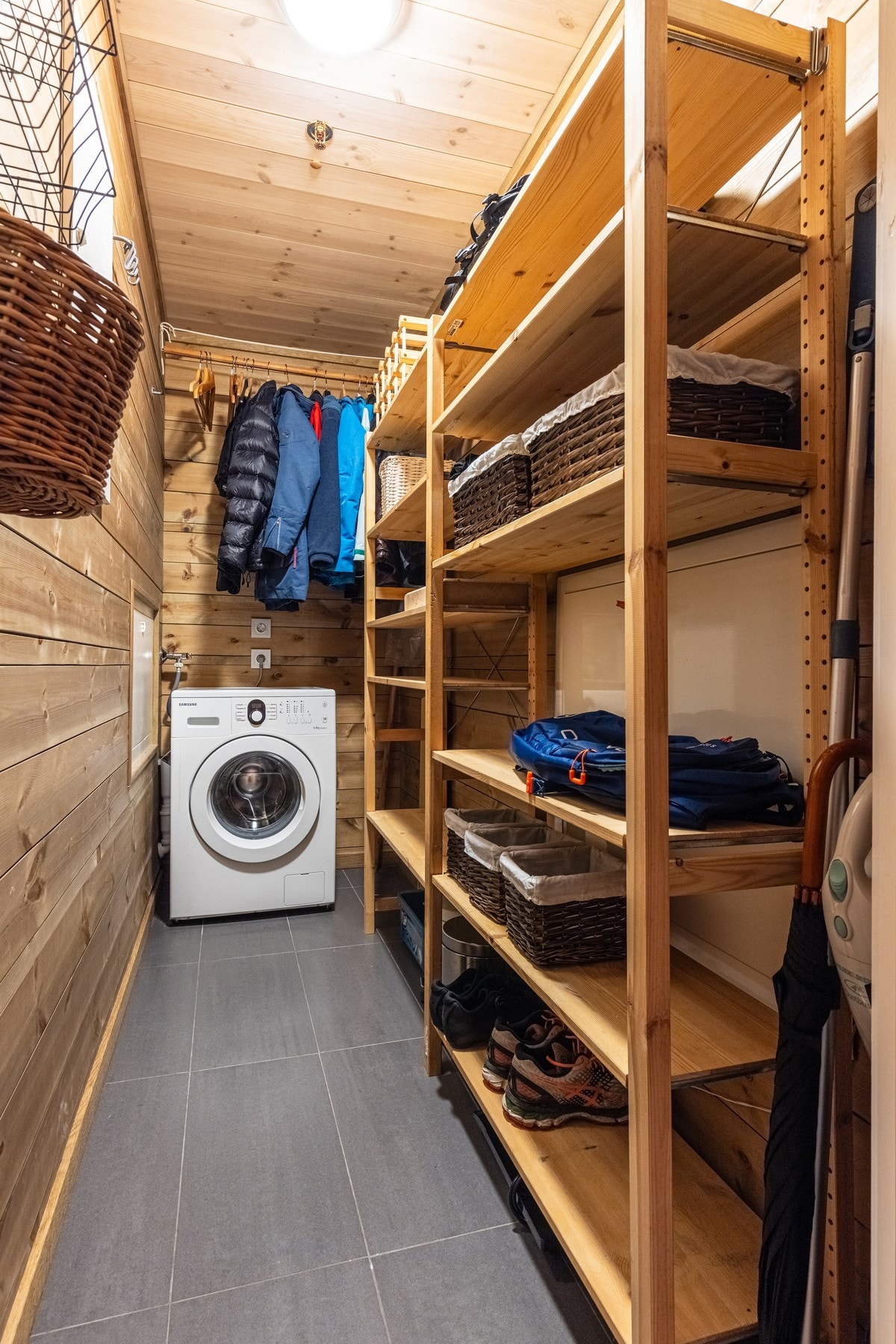 Innvendig bod med god plass og vaskemaskin. Galleribilde