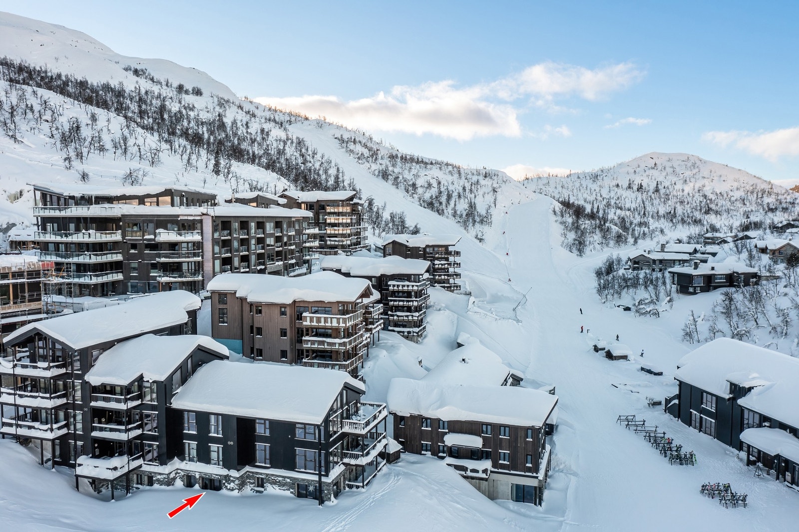 Leiligheten ligger slope side, rett ved skibakken og høyt til fjells Galleribilde