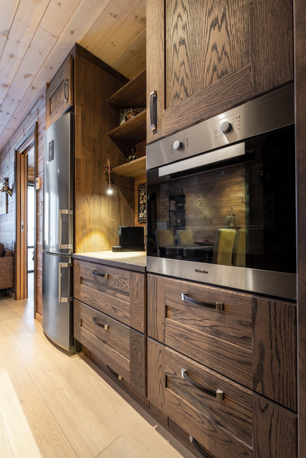 Kjøkkenet har godt med oppbevaringsplass. Galleribilde