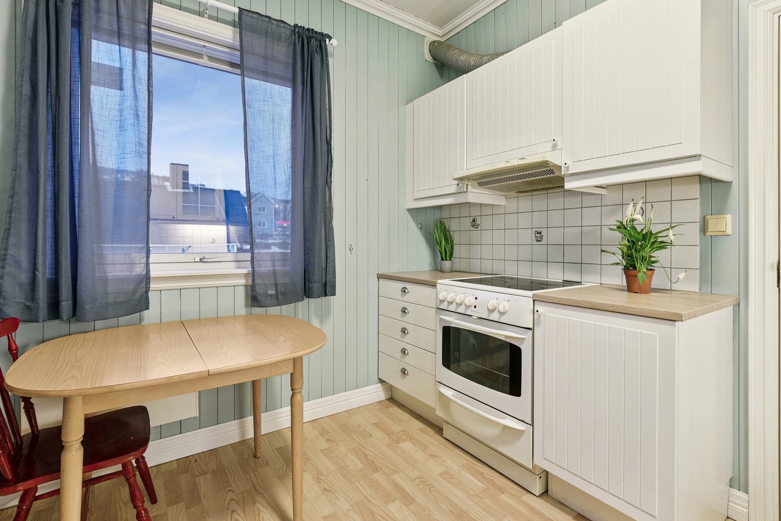 - Plass til spisebord på kjøkken. Galleribilde