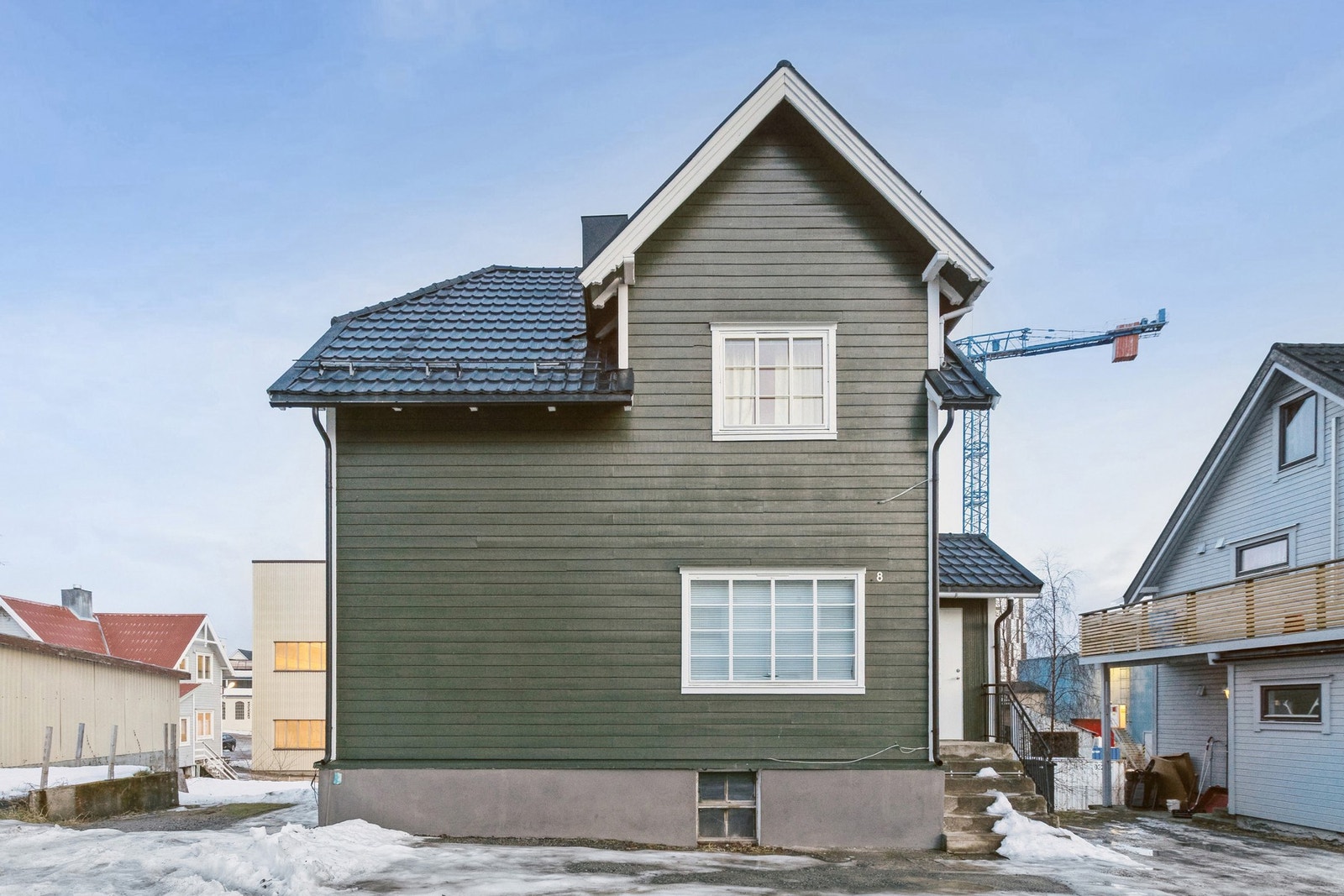 - Grunnmuren er pusset 2024 og fasade nymalt 2024. Parkering til venstre i bildet. Galleribilde