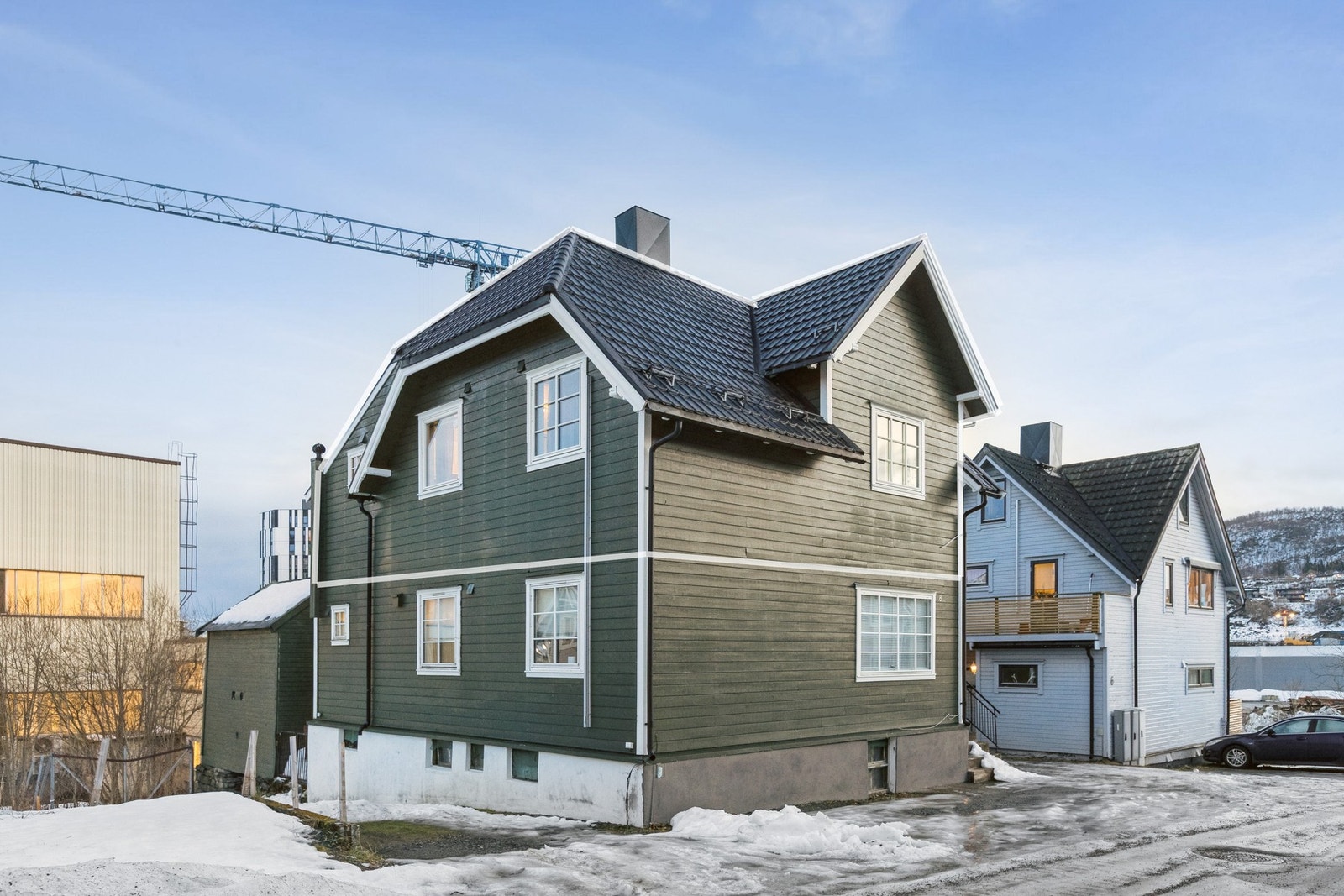 EiendomsMegler 1 v/Sondre Jakobsen ønsker velkommen til en sentralt beliggende halvpart av en tomannsbolig. Foto: EFKT. Galleribilde