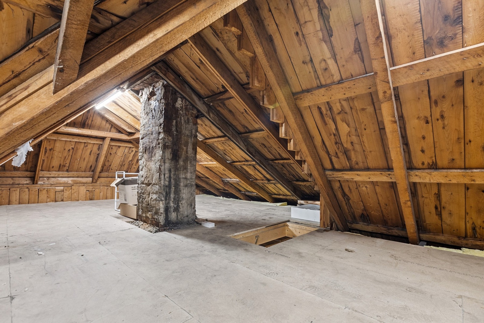 -God oppbevaringsplass på loftet. Galleribilde