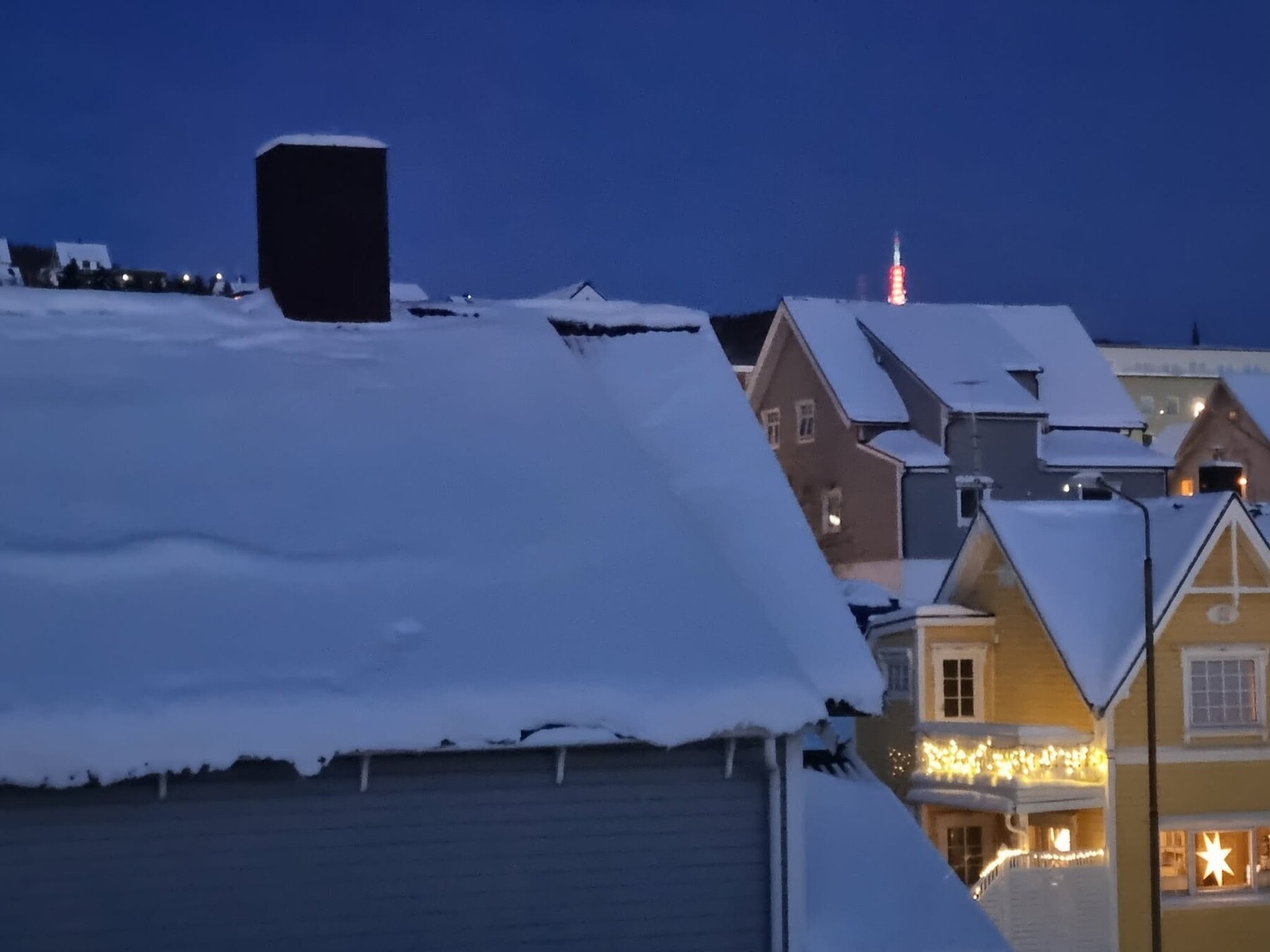 - Fra stuevinduet kan du se opp på TV-tårnet som lyser fint opp i mørketida. Galleribilde