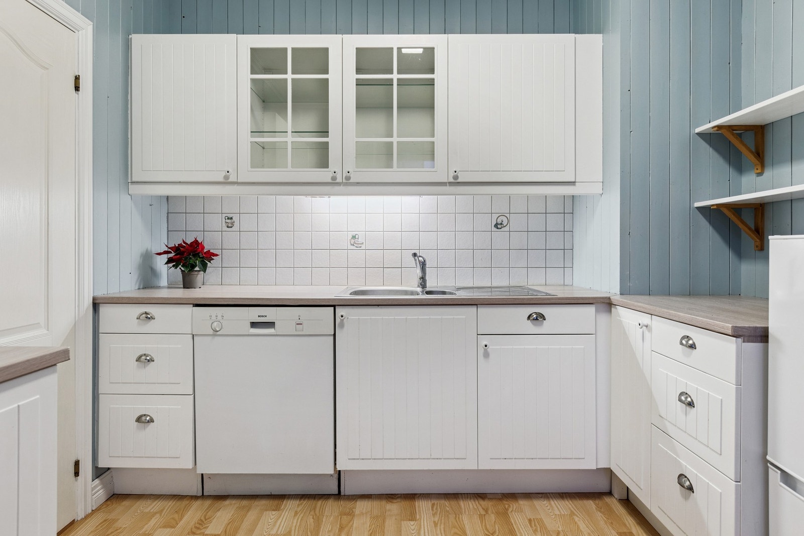 - Kjøkkeninnredning med profilierte fronter. Galleribilde