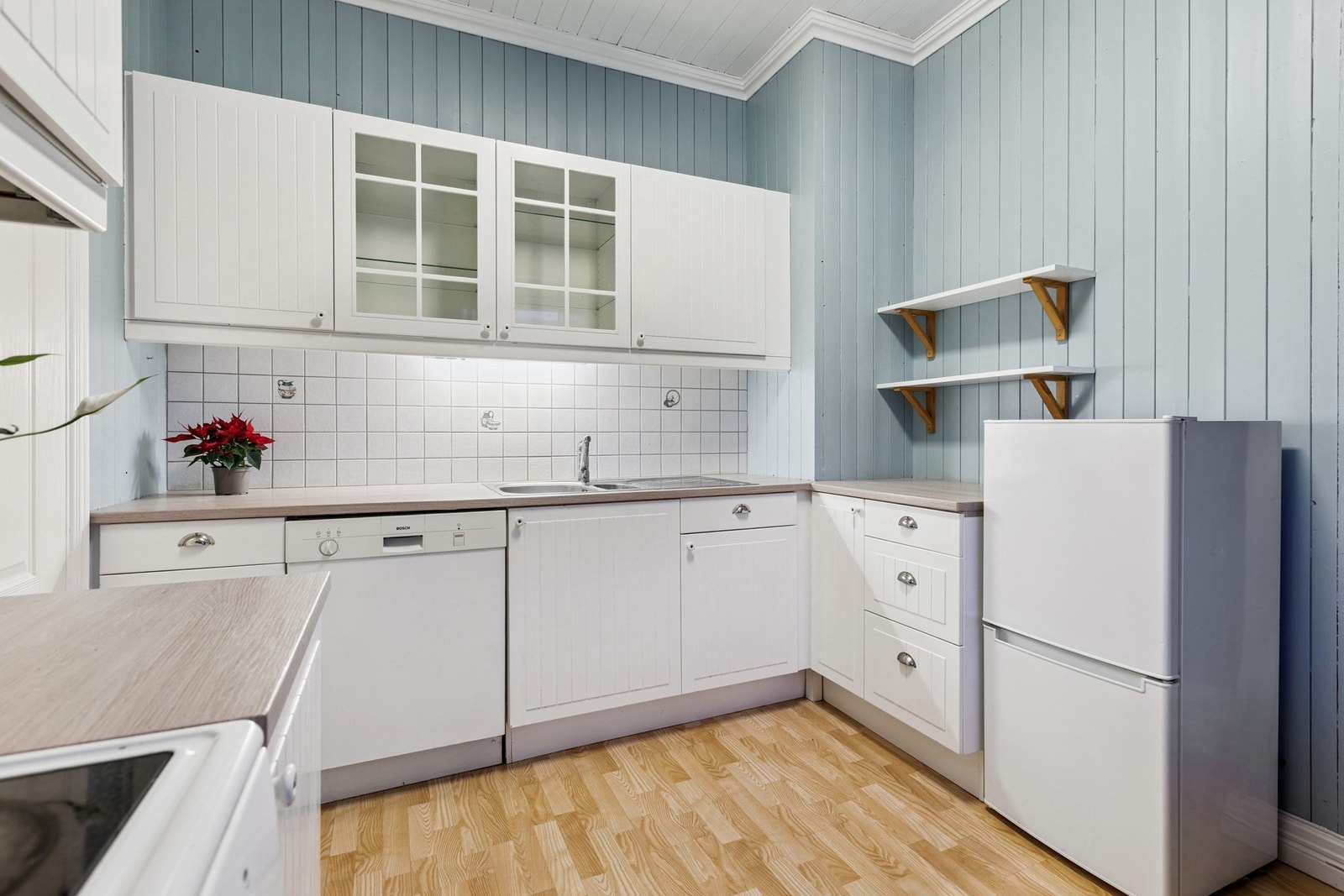 - Kjøkken med pene overflater og god skapplass. Galleribilde