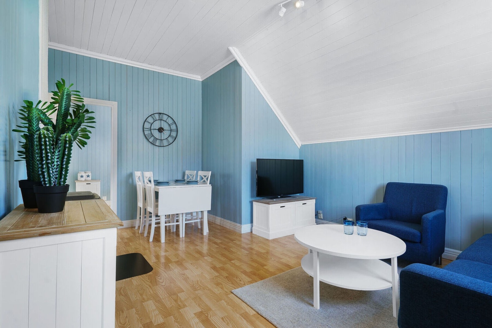 - Velkommen inn! Her har du god plass til både tv-krok og spisestue. Galleribilde