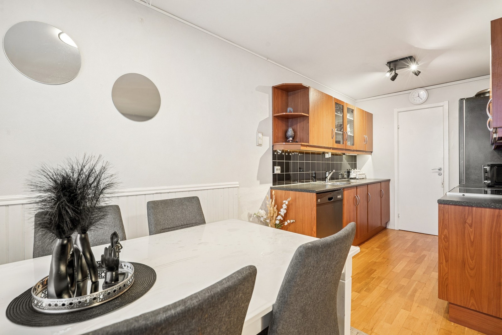 Den åpne løsningen gir en fin sammenheng mellom matlaging og spiseplassen. Galleribilde
