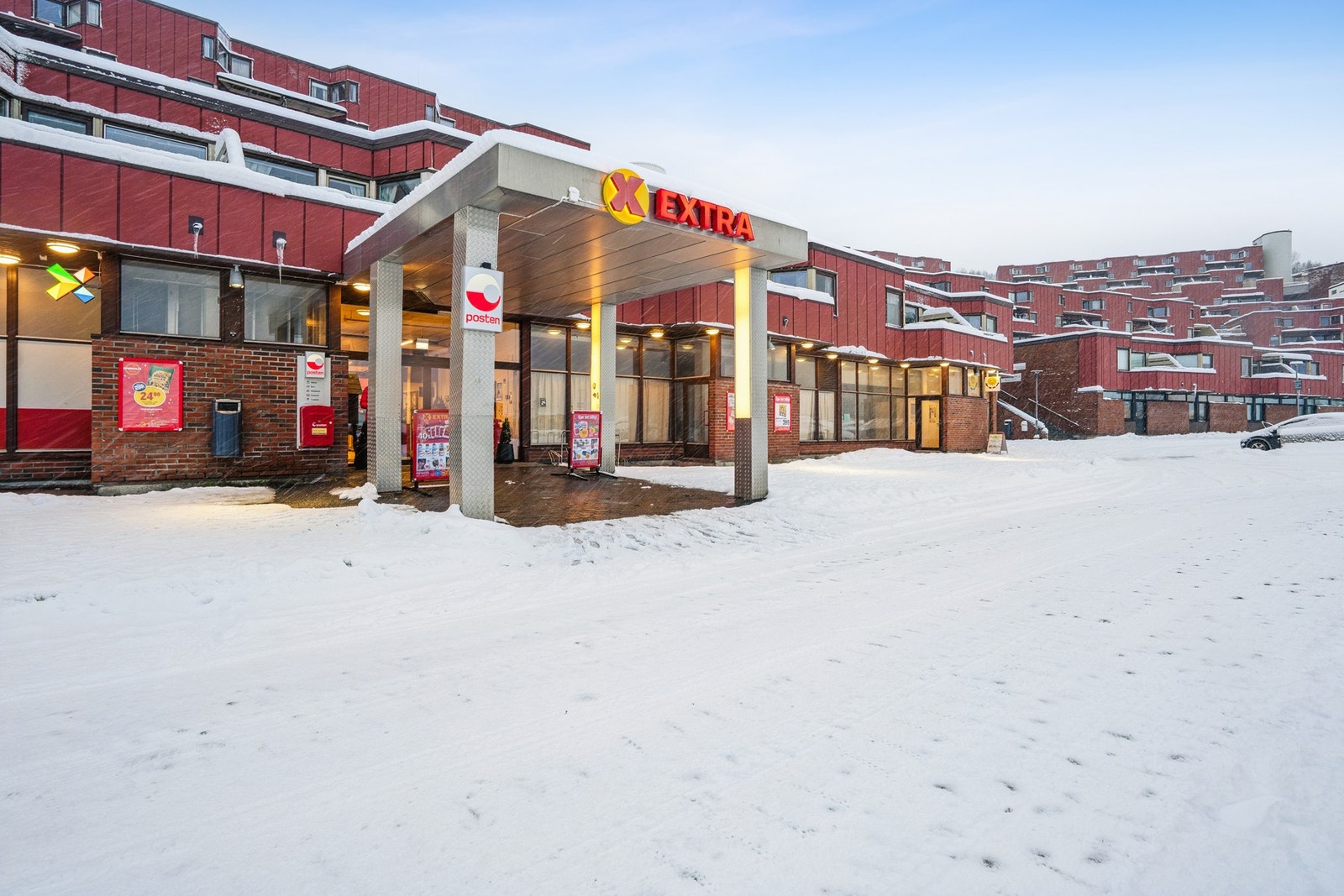 Det er kort gangavstand til nærmeste matbutikk, Coop Extra Stakkevollan, som ligger kun 400 meter unna. Galleribilde