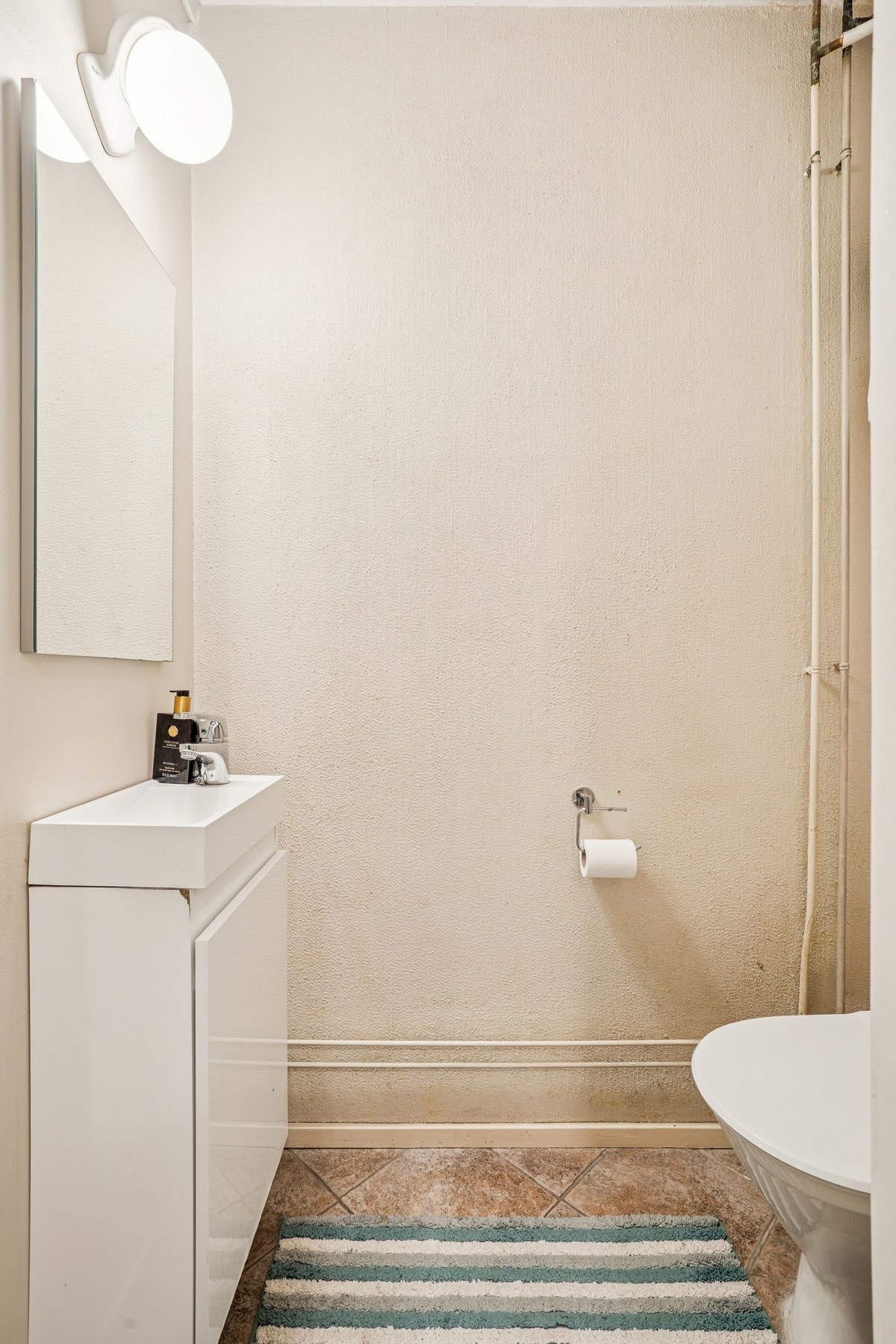 I tillegg til badet har første etasje et separat toalettrom med servant. Galleribilde