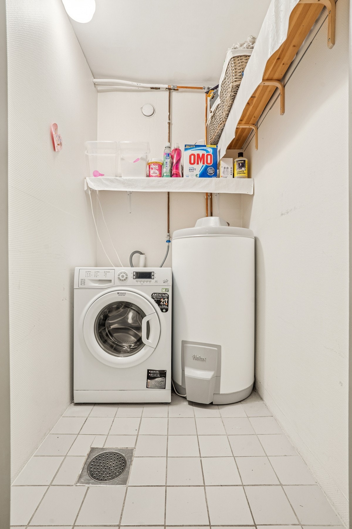 Praktisk, separat vaskerom med flislagt gulv, opplegg for vaskemaskin og en 200-liters varmtvannsbereder. Galleribilde