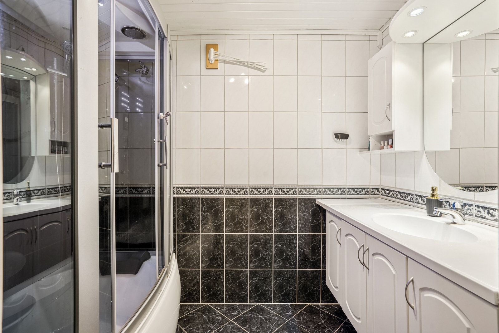 Badet i første etasje er helfliset og utstyrt med gulvvarme for økt komfort. Galleribilde