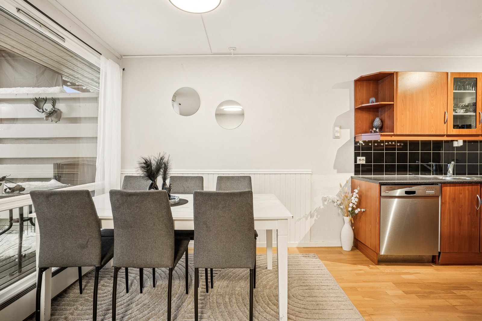 Spiseplassen er praktisk plassert i tilknytning til både stue og kjøkken. Galleribilde