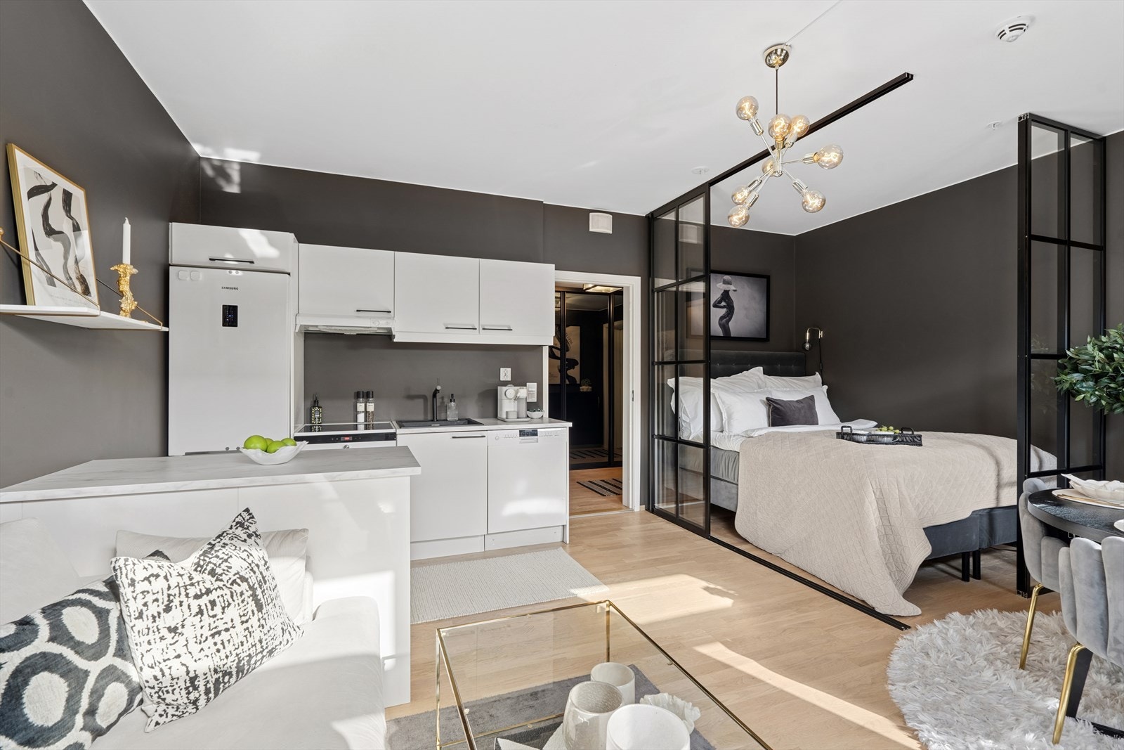 I stuen er det montert moderne glassdører. Galleribilde