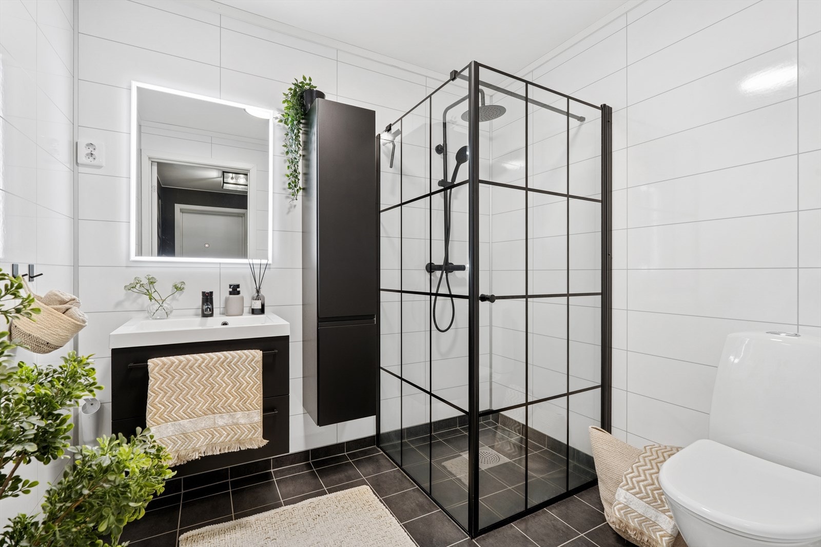 Badet er fra 2015 og er helflislagt på vegger og gulv. Det er varmekabler i gulvet for økt komfort. Galleribilde