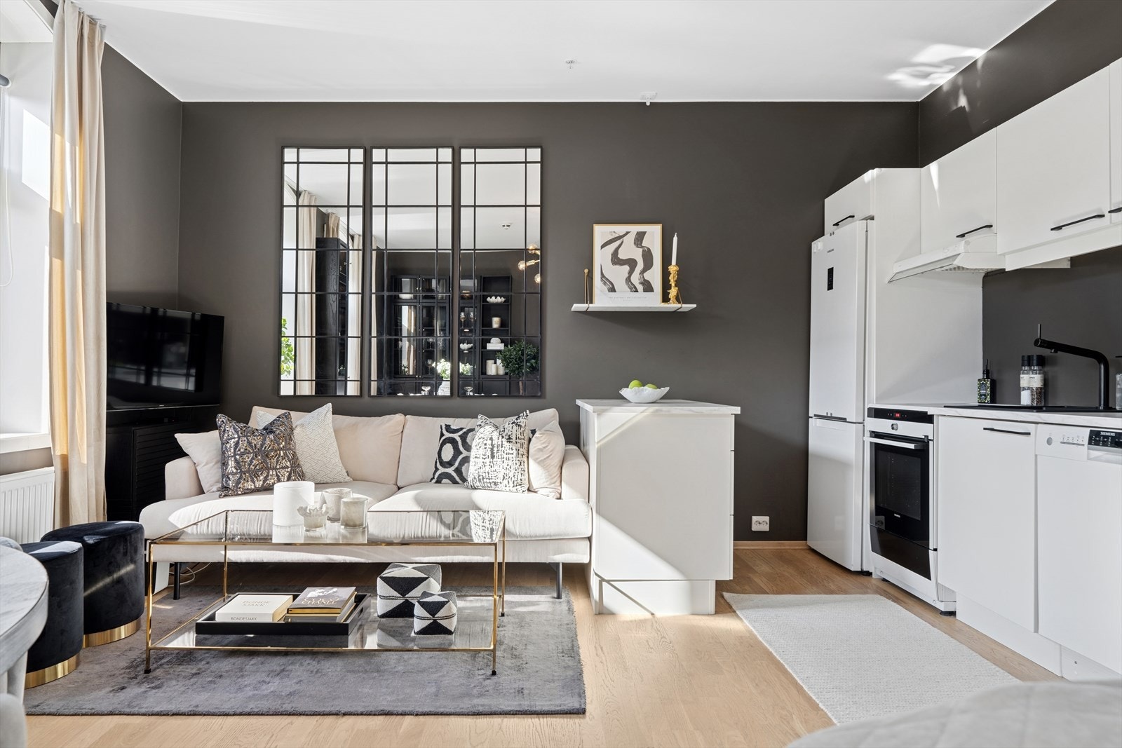 Kjøkkenet fra Strai ble montert i 2015 og har laminerte fronter og benkeplate. Galleribilde