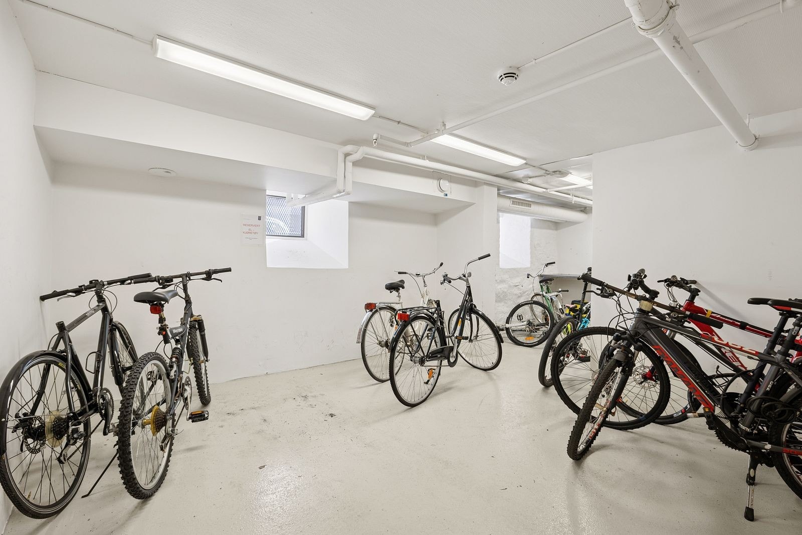 Felles sykkelparkering. Galleribilde