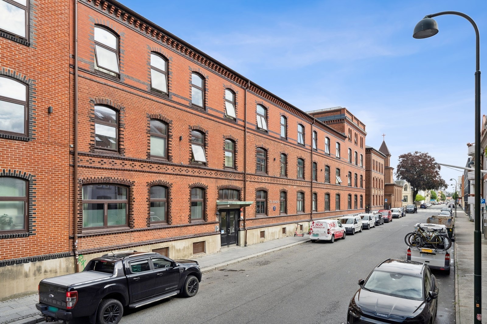 Leiligheten ligger i det gamle Sykehuset St Josephs, som ble totalrenovert i 2015. Her bor du i et bygg med særpreg og tilgang til unike fellesarealer og felles takterrasse. Galleribilde